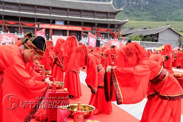 毕节百对新人在大方县举行汉服集体婚礼