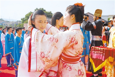 安徽黄山千余人祭祀轩辕黄帝：着汉服诵文颂歌，纪念造车始祖