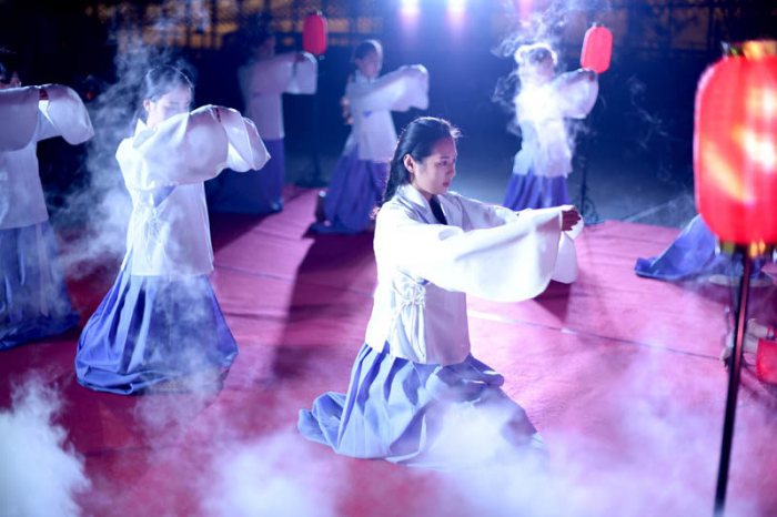 着汉服迎"月姑"下凡 大报恩寺昨重现传统中秋拜月礼