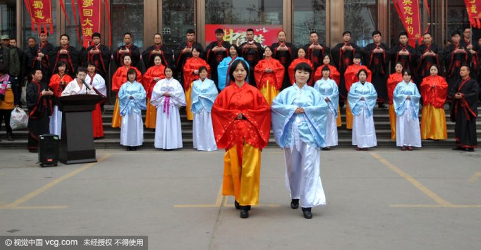 女子穿汉服体验传统文化旅游线路