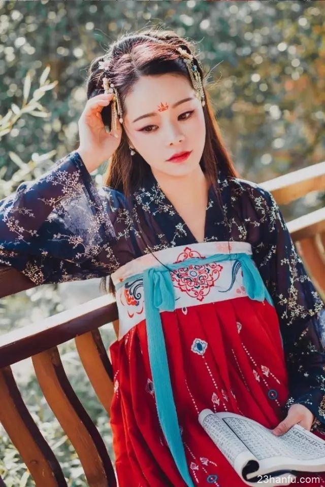 【汉服美图】淡眉如秋水 玉肌伴轻风