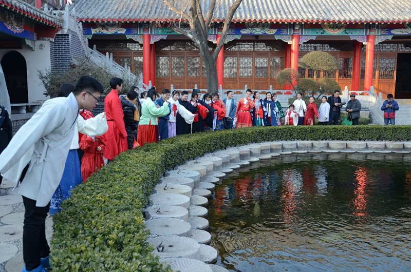 穿汉服闹元宵 宝泉寺鸡年灯会传统文化大放光彩