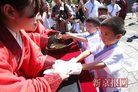 38组家庭穿汉服学国学 倡导文明乘坐地铁