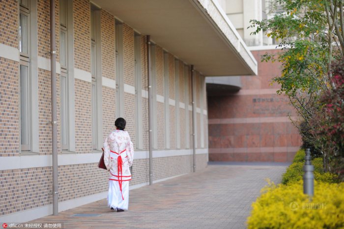 国人视角记录日本女子大学毕业式:中国留学生穿汉服