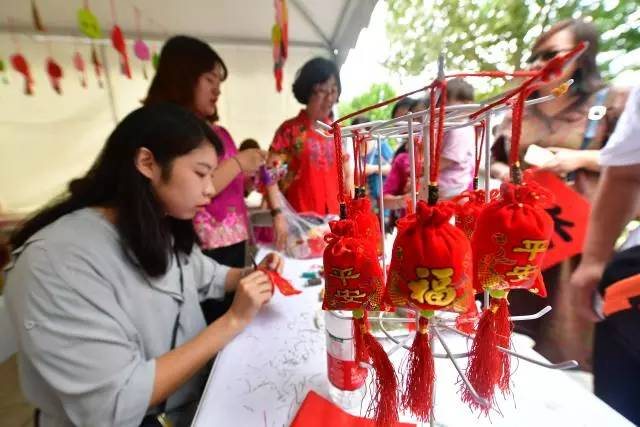 过七夕，快来看汉服美女！玩投壶、绣荷包…今天的运河文化广场太嗨了！