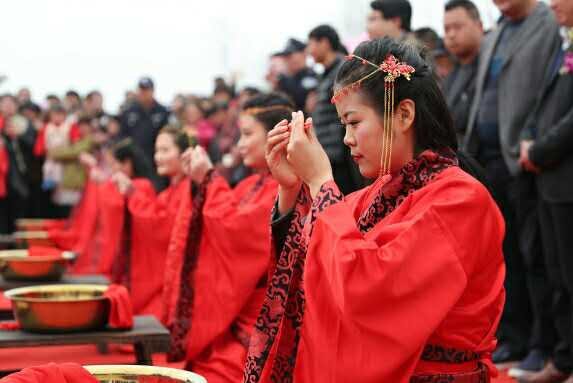 商丘90后新人桃花林内穿汉服“喜结连理”