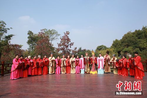 外地游人穿汉服祭拜彭祖