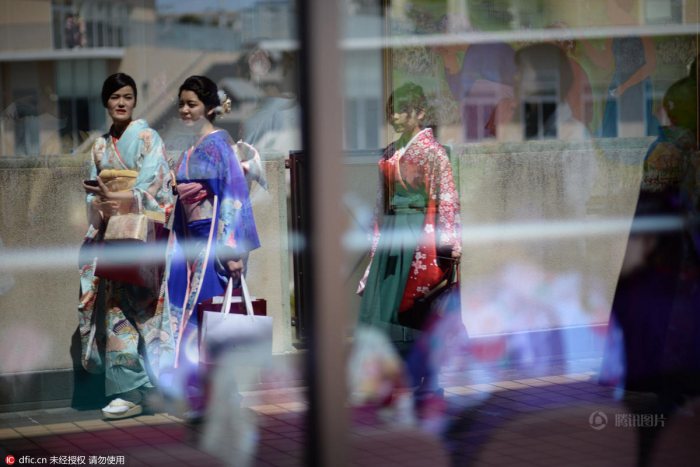 国人视角记录日本女子大学毕业式:中国留学生穿汉服