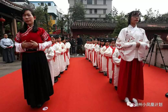 潮州市举行穿汉服拜孔子诵经典 学童重现古时开笔礼