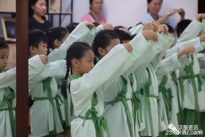 金沙馨园幼儿园举行了一场难忘的开笔礼