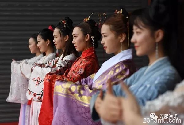 中国掀起“汉服”热 为何越来越多年轻人对此着迷？