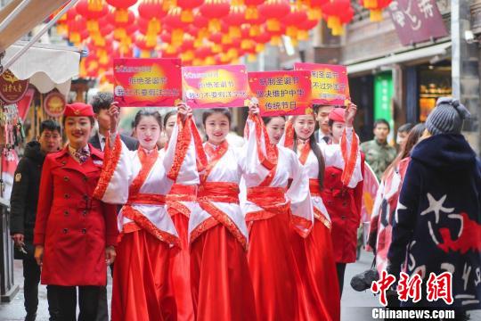 四川一高校学子着汉服举标牌呼吁“抵制圣诞节”