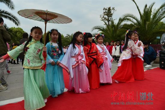 宜昌外小举办“女孩节” 萌娃化身汉服美人抢镜