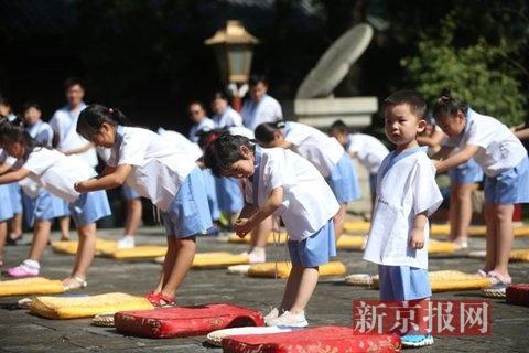 38组家庭穿汉服学国学 倡导文明乘坐地铁