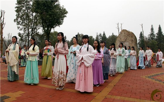 湖南永州市汉服爱好者行古礼“祭花神”