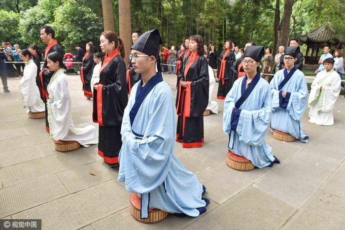 成都学子“五四”活动上穿汉服行跪礼