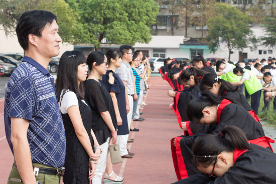 杭州市朝晖中学新学期开学典礼 着汉服行拜师礼