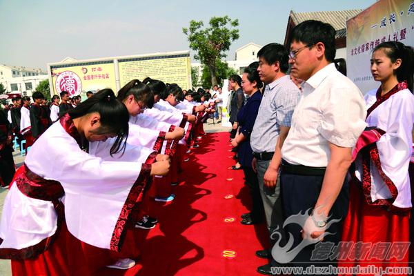 德州武城18岁成人礼：学子着汉服四女祠前行冠笄之礼