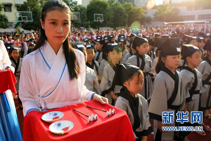 河南许昌：小学生穿汉服体验“开蒙礼”