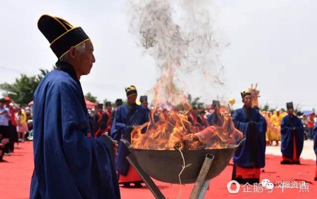 日照农民穿汉服进行“迎龙祭天”仪式