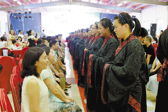 首届中国红山樱花文化节开幕 着汉服美女邂逅樱花飘逸非凡