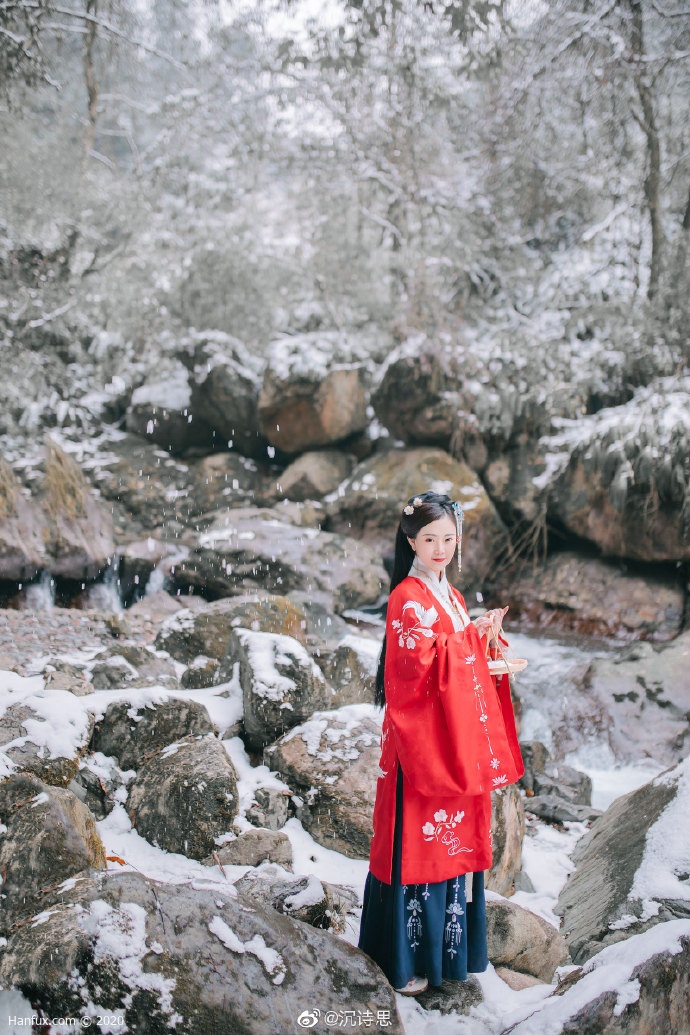 旧岁采得枝头细雪，今朝飘落胭脂梨叶