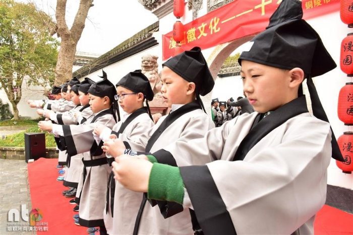 百名学生清水净手肃容正衣身着汉服习汉礼