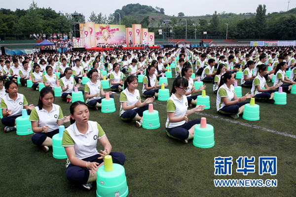 礼嘉中学文化艺术节闭幕 学生穿汉服弹《青花瓷》