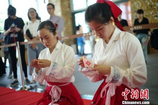 南京大报恩寺遗址公园：中外汉服美女行古礼迎端午佳节