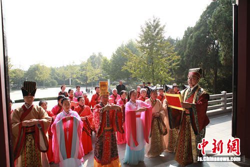 外地游人穿汉服祭拜彭祖