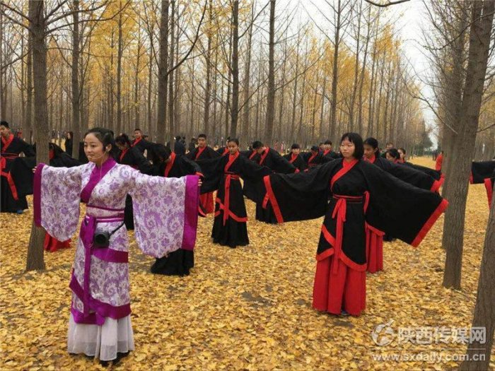 170名师生在汉阳陵博物馆穿汉服、学汉礼感受传统汉文化