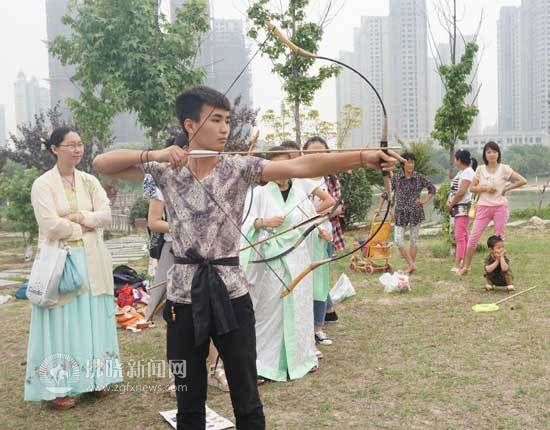 武平二中运动会开幕 高三学生着汉服入场赚足眼球