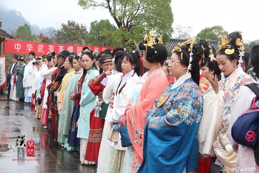 震撼！2000人超大汉服合照！| 温暖！恶劣天气见证风雨兼程！