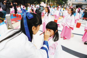 省委机关幼儿园的毕业礼别具一格 着汉服点朱砂拜孔子