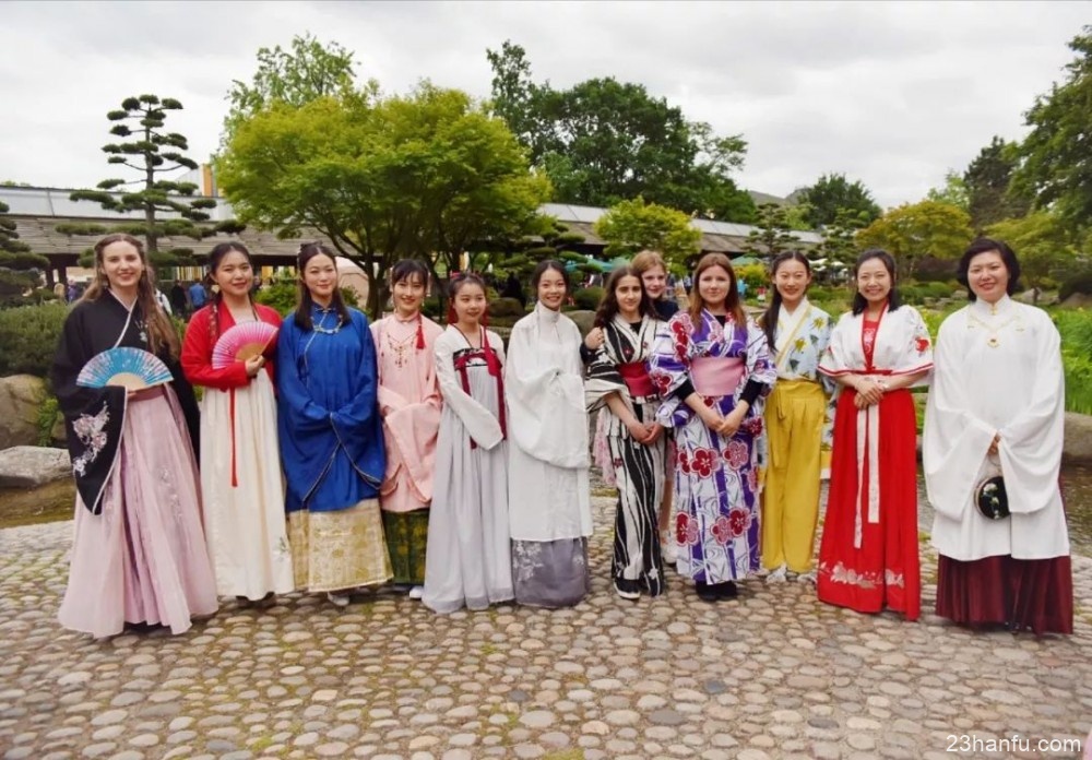 【汉服私影】天香夜染衣犹湿，国色朝酣酒未苏