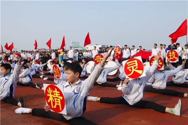 百名香港大学生西安穿汉服习礼仪 感受传统文化