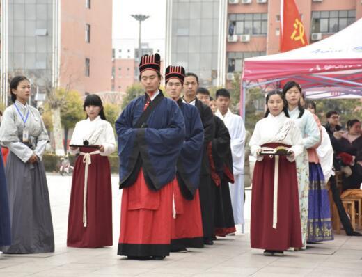 商丘高校上百名大学生身着汉服 举行成人礼