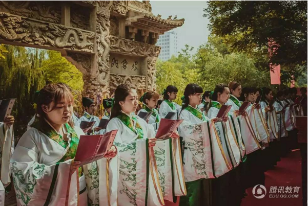 着汉服焚香祭月 过中秋更有传统味