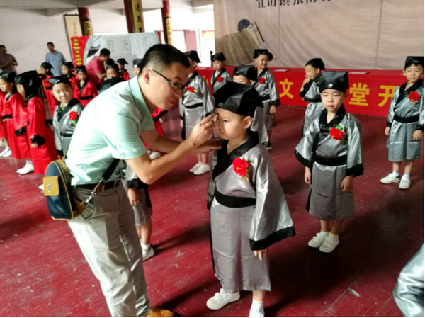 茶艺秀惊艳亮相武汉沙湖公园 汉服美女为游客奉茶