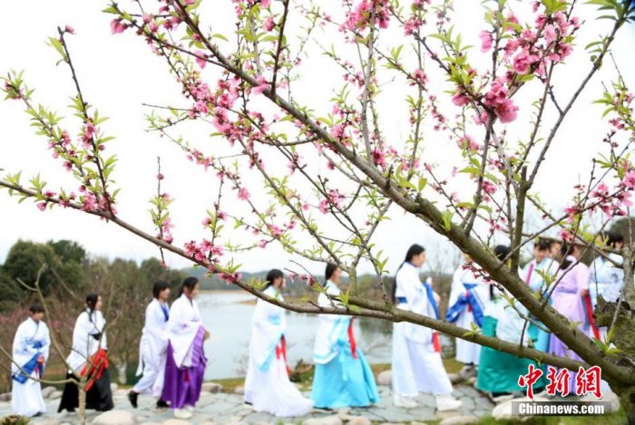 “花朝节”江西民众踏青赏花 汉服少女拜花神