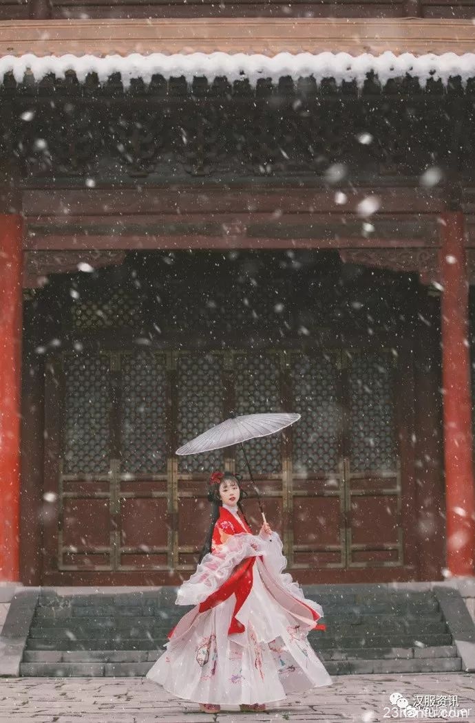 【汉服摄影】 落落红衫覆雪开梅花雪