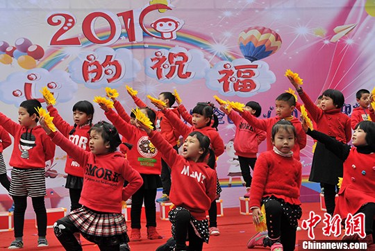 福州幼儿园喜迎新年 萌娃穿汉服诵三字经