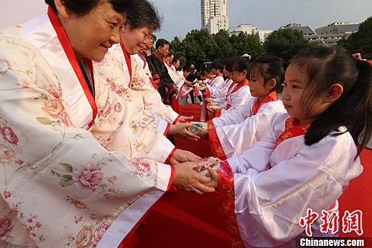 南京老少着汉服行传统礼互敬温馨过重阳