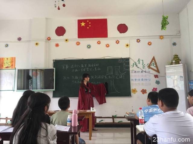 武汉一高校大学生创意支教 身穿汉服走进课堂讲解传统文化