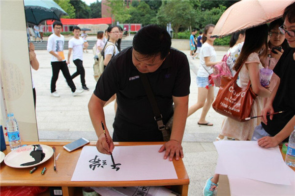 江西理工学子习书法着汉服与外教共度端午佳节