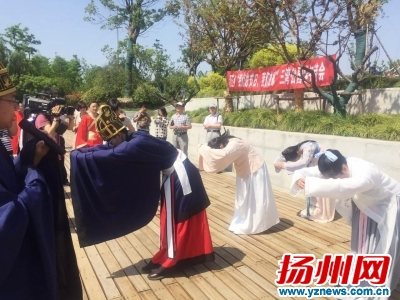 河南洛阳30名少年身着汉服参加立志礼