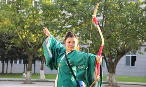 四川大学惊现“神雕侠侣” 常年着汉服上下课