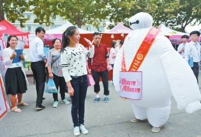 大学开学学姐穿汉服迎新生 新生中现“00后”