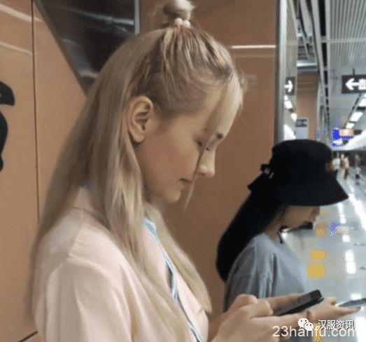 俄罗斯美女穿汉服超害羞，当她看镜头时，网友：这谁能受的了