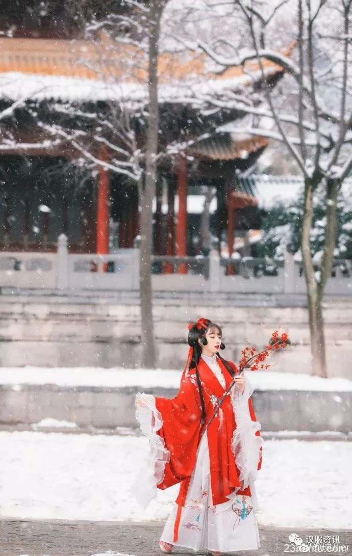 【汉服摄影】 落落红衫覆雪开梅花雪